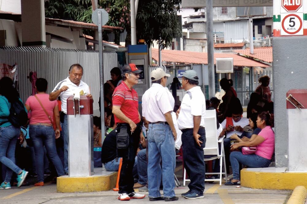 Transmigrantes tuvieron que presionar a maestros disidentes y simpatizantes; cuando se rotaban las guardias del bloqueo fronterizo, guatemaltecos y otros centroamericanos los rodearon e impidieron su salida hasta llegar a una negociación (MARIO CASTILLO.)