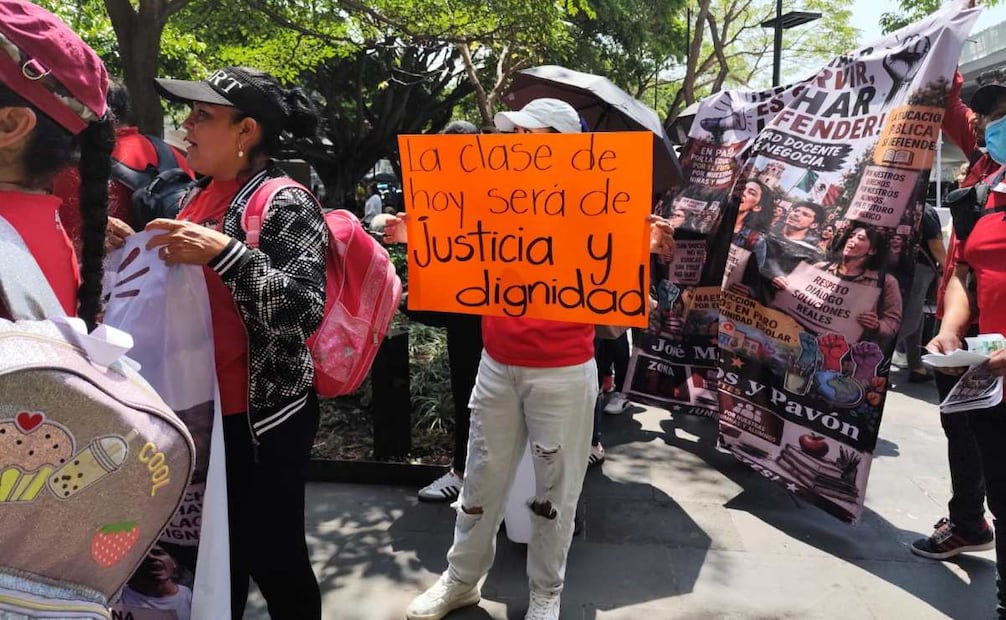 Maestros de la CNTE irrumpen en evento de Margarita González; exigen diálogo sobre la Ley del ISSSTE.
Foto: Especial.