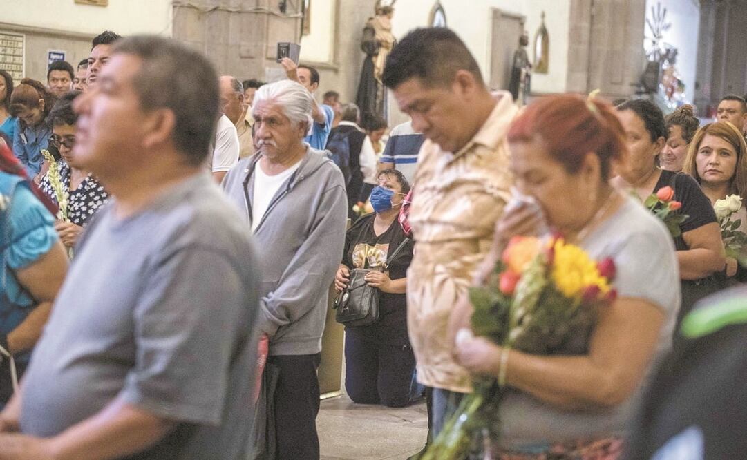 Ayer, en el templo de San Hipólito, se registró menor afluencia respecto a otros meses. Algunos asistentes usaron cubrebocas adentro del lugar. Foto: GERMÁN ESPINOSA. EL UNIVERSAL