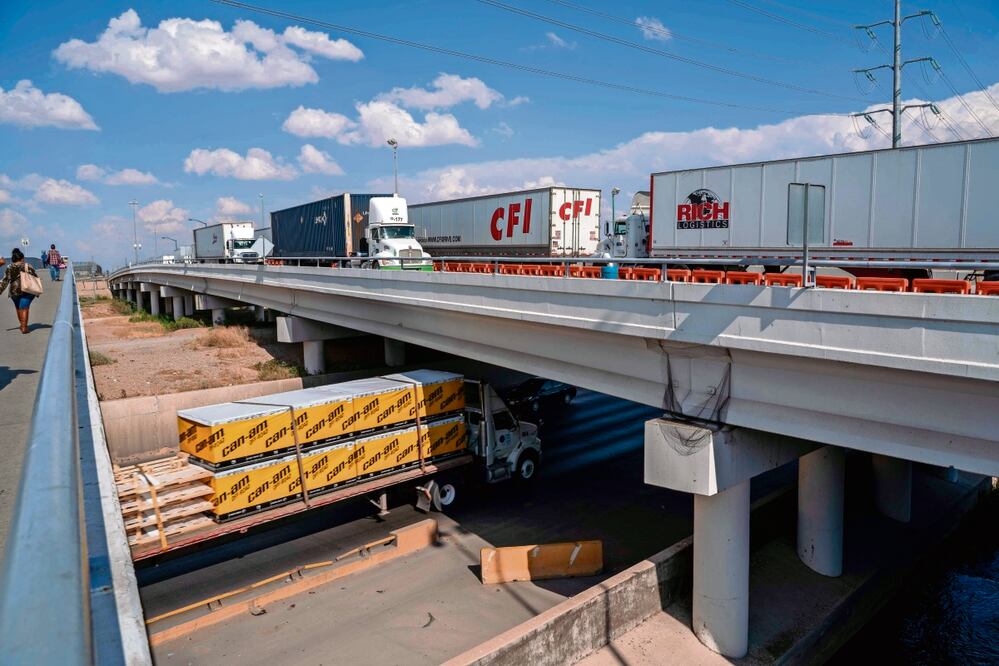 Autoridades texanas realizan revisiones que toman hasta una hora a cada camión que transporta bienes de México a Estados Unidos, denuncia un experto en comercio internacional. Foto: Archivo El Universal