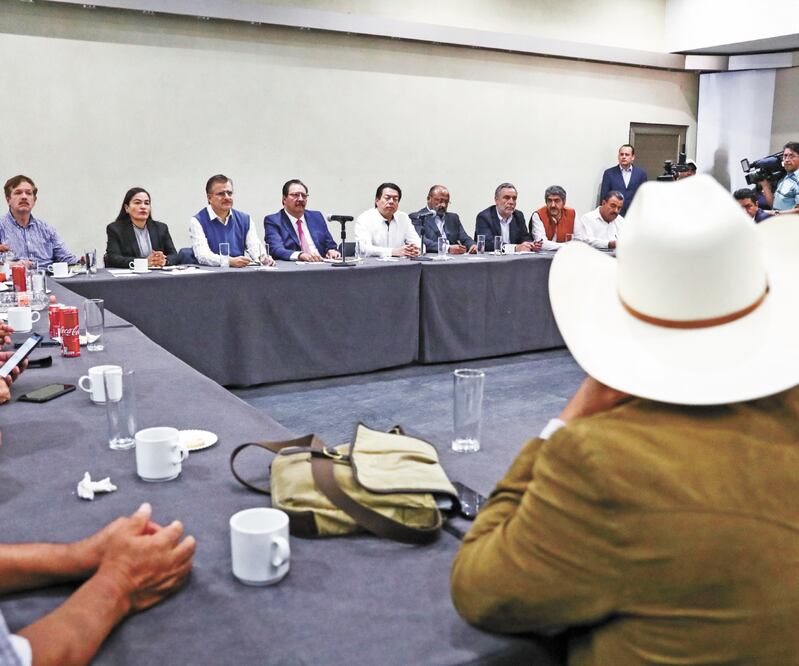 Los coordinadores parlamentarios de la Cámara de Diputados recibieron a las organizaciones que mantienen bloqueado el recinto legislativo. DIEGO SIMÓN. EL UNIVERSAL