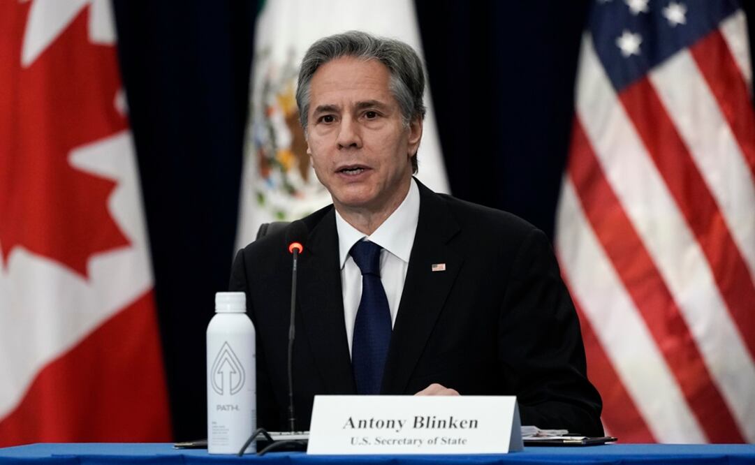 Secretario de Estado de EU, Antony J. Blinken, habla durante una reunión con el canciller mexicano, Marcelo Ebrard, y la canciller canadiense, Melanie Joly. Foto: AP 