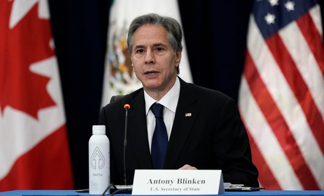 Secretario de Estado de EU, Antony J. Blinken, habla durante una reunión con el canciller mexicano, Marcelo Ebrard, y la canciller canadiense, Melanie Joly. Foto: AP