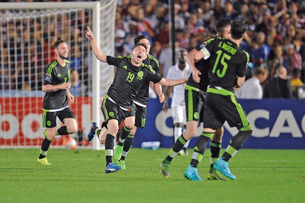 Cuando Estados Unidos se veía fundido físicamente, apareció Oribe Peralta para poner a México 2-1 en el primer tiempo extra, en el clásico de Concvacaf (GARY A. VÁSQUEZ. USA TODAY SPORTS)