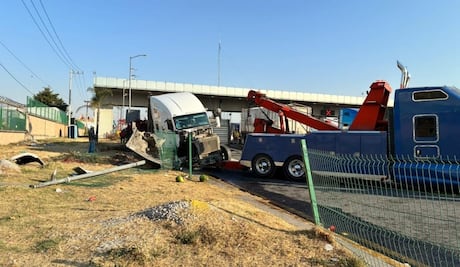 Tráiler robado se impacta en caseta de Tepotzotlán; choque provoca reducción de carriles en la México-Querétaro