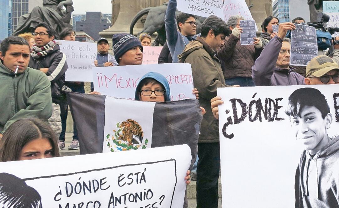 Foto: El domingo se realizó una protesta en el Ángel de la Independencia para exigir la aparición de Marco Antonio. (MARTÍ QUINTANA. EFE)
