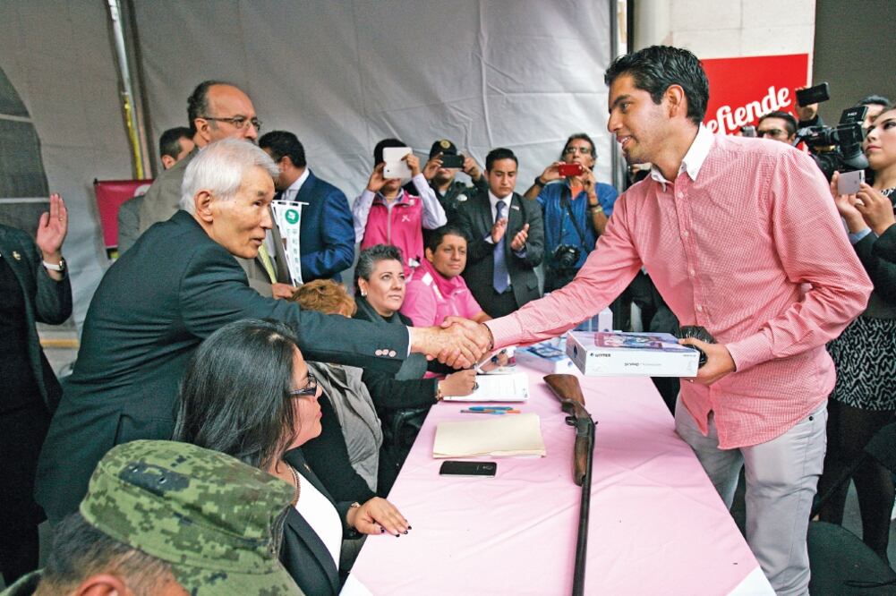 Durante la jornada de desarme en la delegación Cuauhtémoc los capitalinos que acudieron a canjear sus armas pudieron conocer al sobreviviente, quien refirió que las armas “destruyeron su vida” (ALEJANDRO ACOSTA. EL UNIVERSAL)