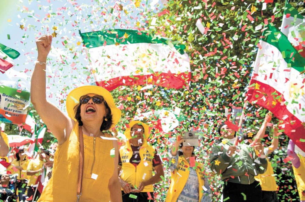 Decenas de manifestantes exigieron un cambio de régimen en Irán, afuera del Departamento de Estado, en Washington. Foto: SARAH SILBIGER. AFP