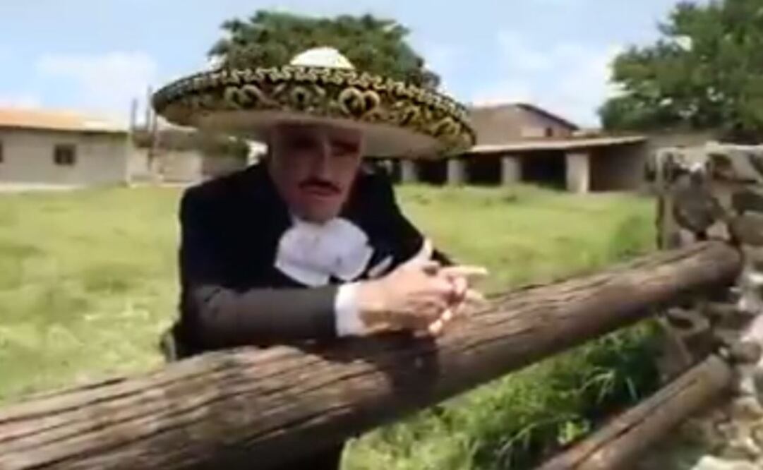 En media hora adaptaron canción de "Chente" para Hillary