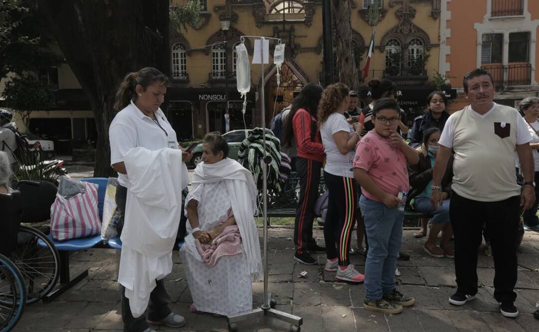 Desalojo de pacientes en el Hospital Obregón, luego de una alerta por supuesta réplica. FOTO: Alejandra Leyva/EL UNIVERSAL.