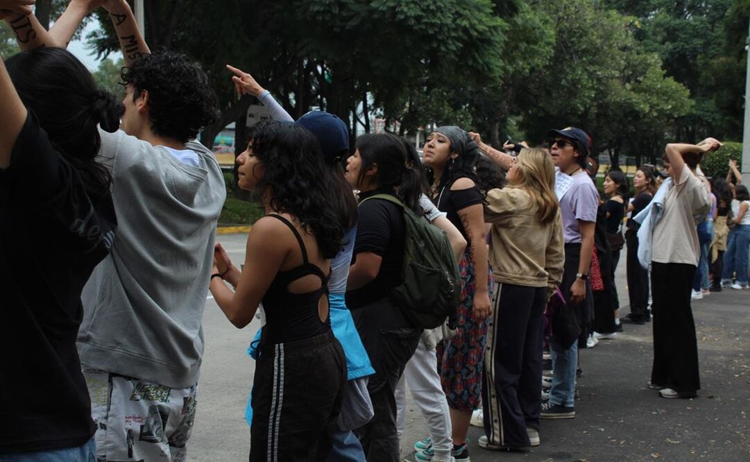 Maestros y alumnos del INBAL protestan por falta de pagos. Foto: Especial