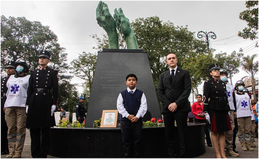 El alcalde de Cuajimalpa Adrián Rubalcava develó el monumento "Aplausos al Cielo" en conmemoración a los 183 servidores públicos que fallecieron durante la pandemia por COVID-19. Foto: Gabriel Pano/ EL UNIVERSAL