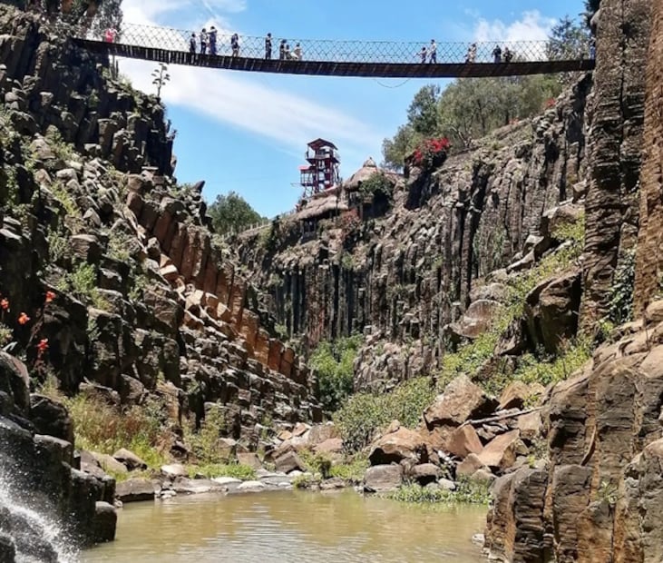 Desde el puente colgante tendrás una vista completa de los Prismas Basálticos. Foto: Facebook Prismas Basálticos Huasca, Estado De Hidalgo