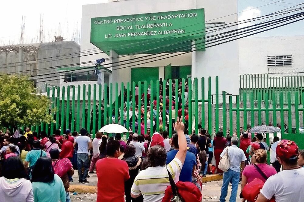 Familiares de internos esperaron varias horas afuera del penal de Barrientos (JUAN M. BARRERA. EL UNIVERSAL)