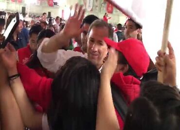 “¡Te amo!”, le gritan unas chicas a Meade