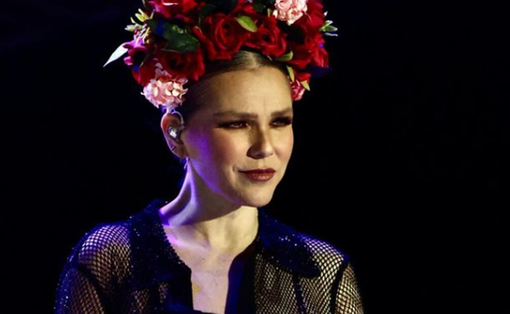 La cantante lució una corona de flores que hizo con sus propias manos. Foto: Instagram @valezukaa