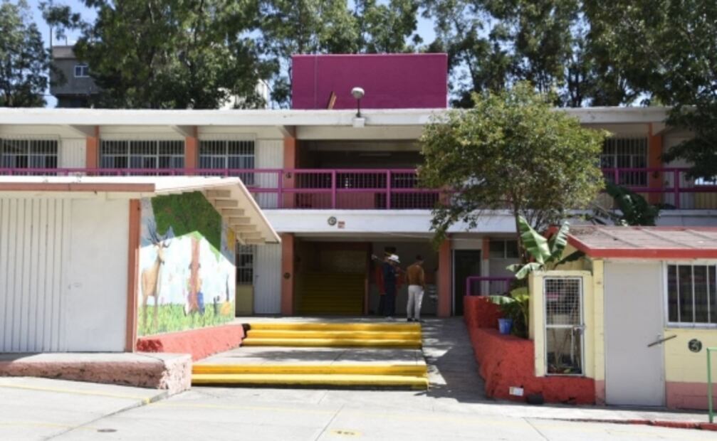 Brugada garantiza limpieza y agua para las 498 escuelas de Iztapalapa