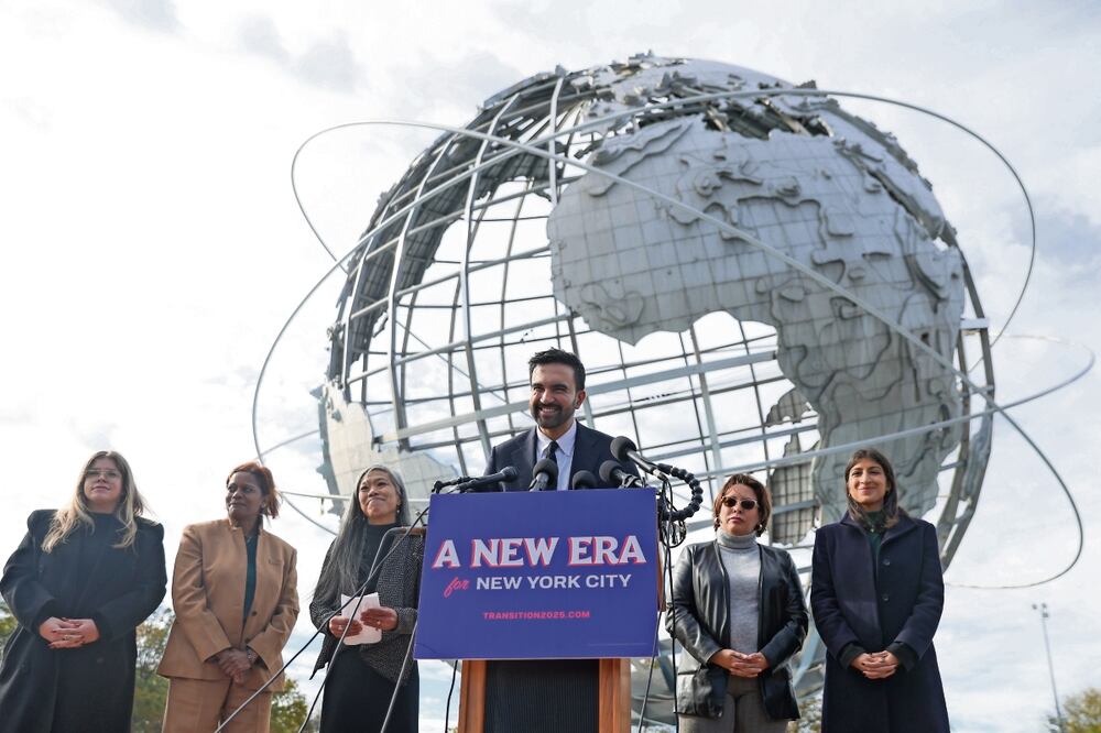 Zohran Mamdani, alcalde electo de la ciudad de Nueva York, ayer en Queens con su equipo de transición. Foto: Heather Khalifa / AP