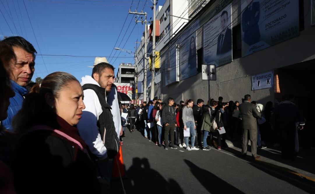 Estudiantes antes de ingresar al examen de la UNAM. Foto: Juan Carlos Reyes/EL UNIVERSAL