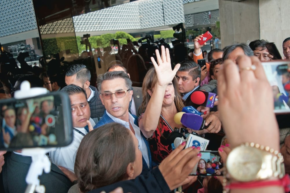 Los diputados Sergio Mayer y Lorena Villavicencio salieron a escuchar a los manifestantes que acudieron ayer a la Cámara a exigir a Morena que se revirtie ra el acuerdo de darle al Partido Encuentro Social las comisiones de Cultura y de Salud. (DIEGO SIM)