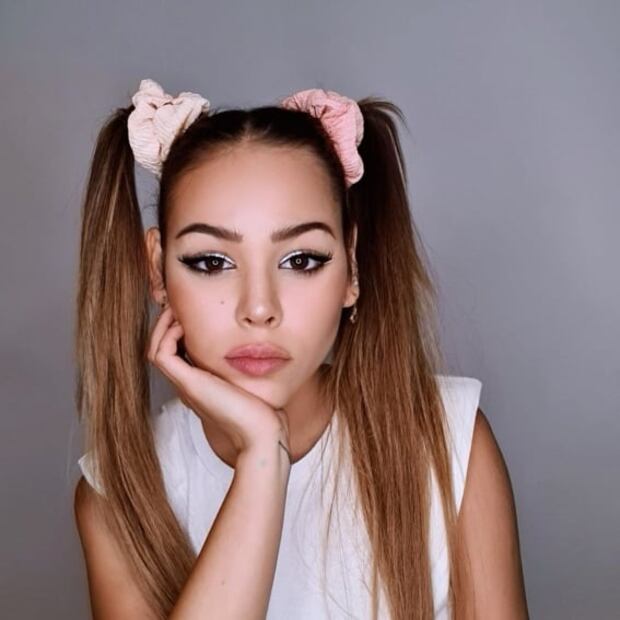 Como la chilindrina, Danna Paola sorprende con divertido peinado