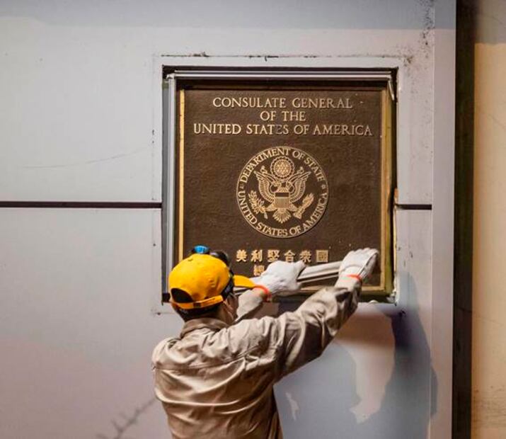 China entra al consulado de EU en Chengdu tras salida de estadounidenses