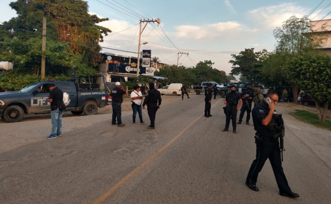 Policías estatales en el poblado El Cayaco. Foto: Especial