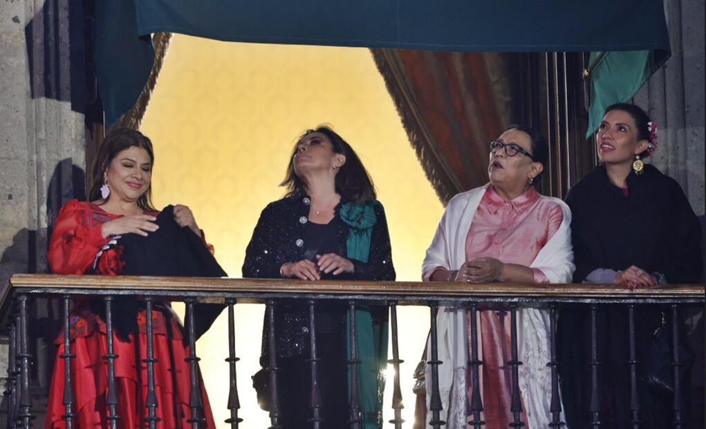 Entre los invitados que estuvieron presente en los balcones de Palacio Nacional fue la jefa de Gobierno, Clara Brugada, la secretaria de Gobernación, Rosa Icela Rodríguez. Foto: Diego Simón Sánchez/EL UNIVERSAL