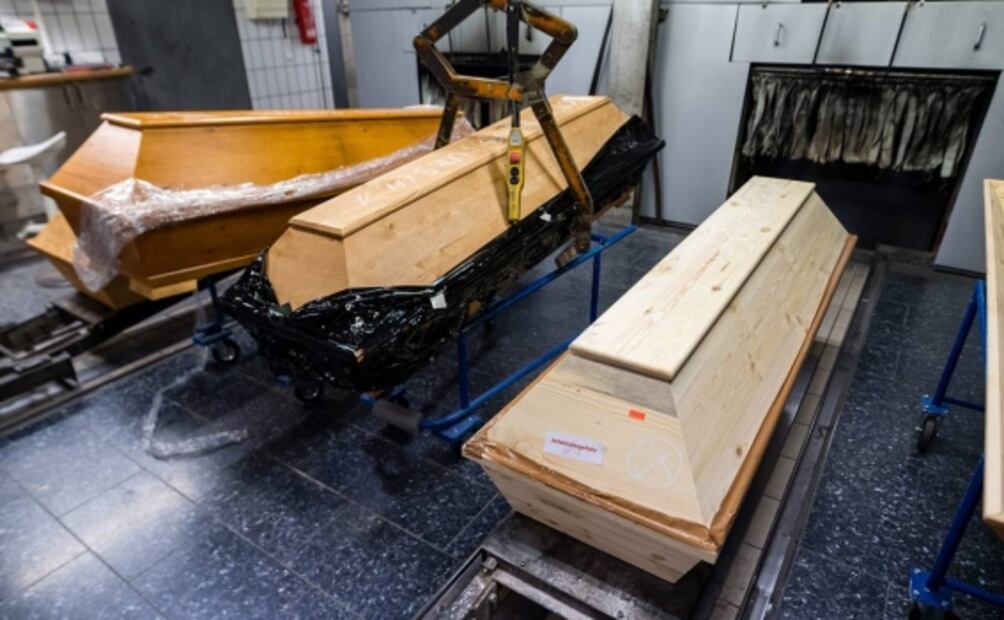 Frenética actividad en crematorios en Alemania: incineran a 60 cadáveres al día por el Covid