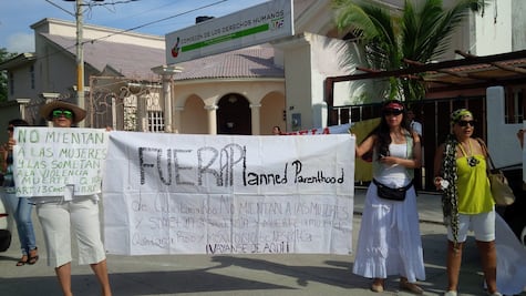 Protestan grupos antiaborto en Cancún