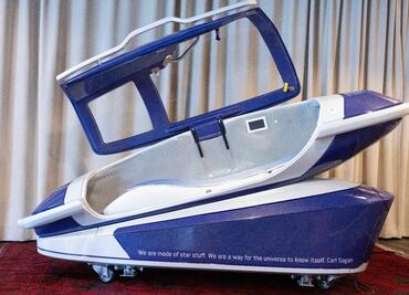 Creador de “cápsula de suicidio” niega que primera usuaria haya sido estrangulada; arrestan a varios tras uso de Sarco