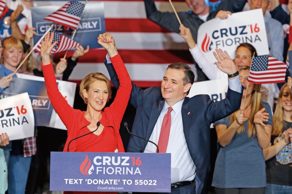El aspirante presidencial republicano Ted Cruz y Carly Fiorina, ex directora ejecutiva de Hewlett-Packard, al anunciarse ayer en Indianápolis que ella será su compañera de fórmula si Cruz consigue la nominación del partido (MICHAEL CONROY. AP)