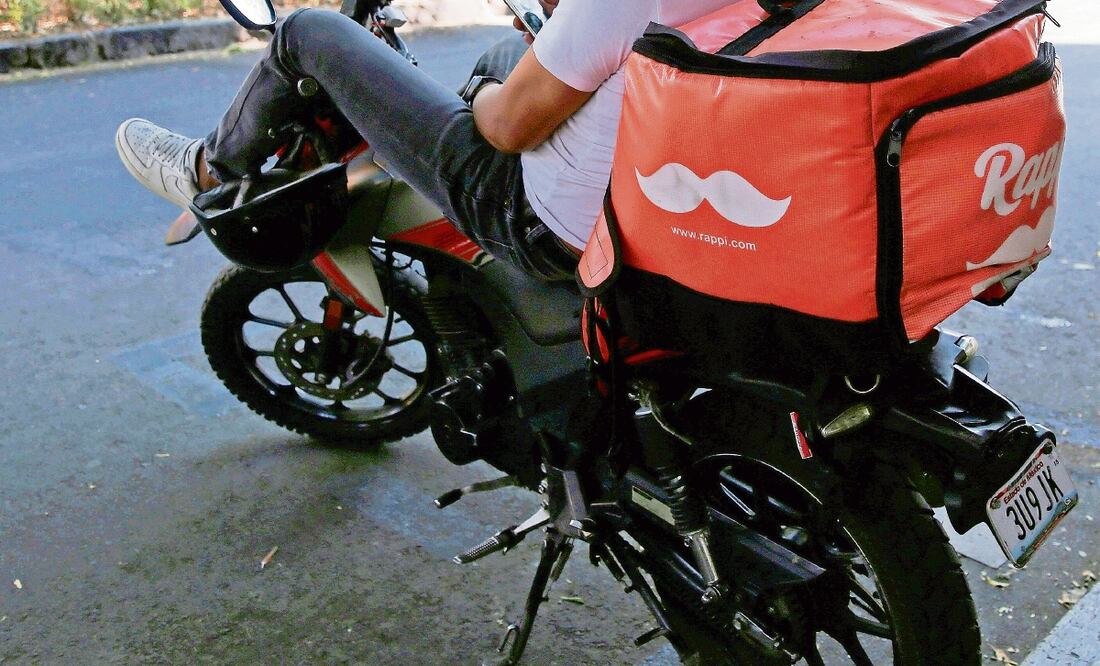 Además de conductores de transporte, se retendrán impuestos a repartidores de comida a domicilio como Corneshop, Rappi, Uber Eats, entre otras. CARLOS JASSO. REUTERS