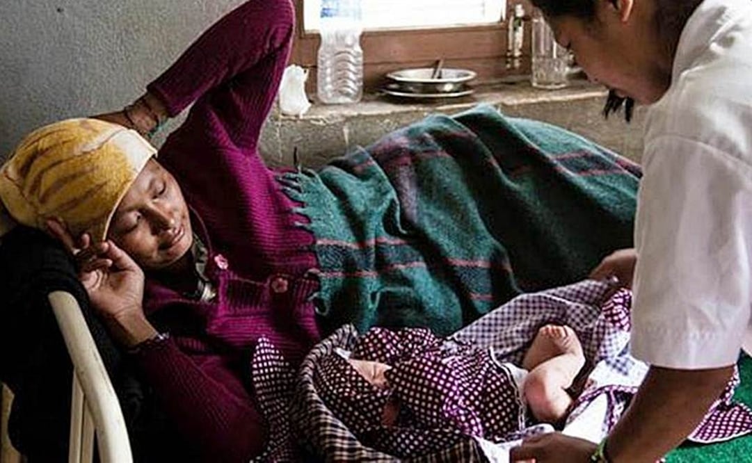 Dolma Tmang, de 28 años, resultó gravemente herida al cavar sólo con sus manos entre las piedras y la grava (Foto: Mirva Helenius/Finnish Red Cross)