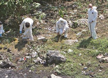 Padres de los 43 toman 3 radiodifusoras en Guerrero
