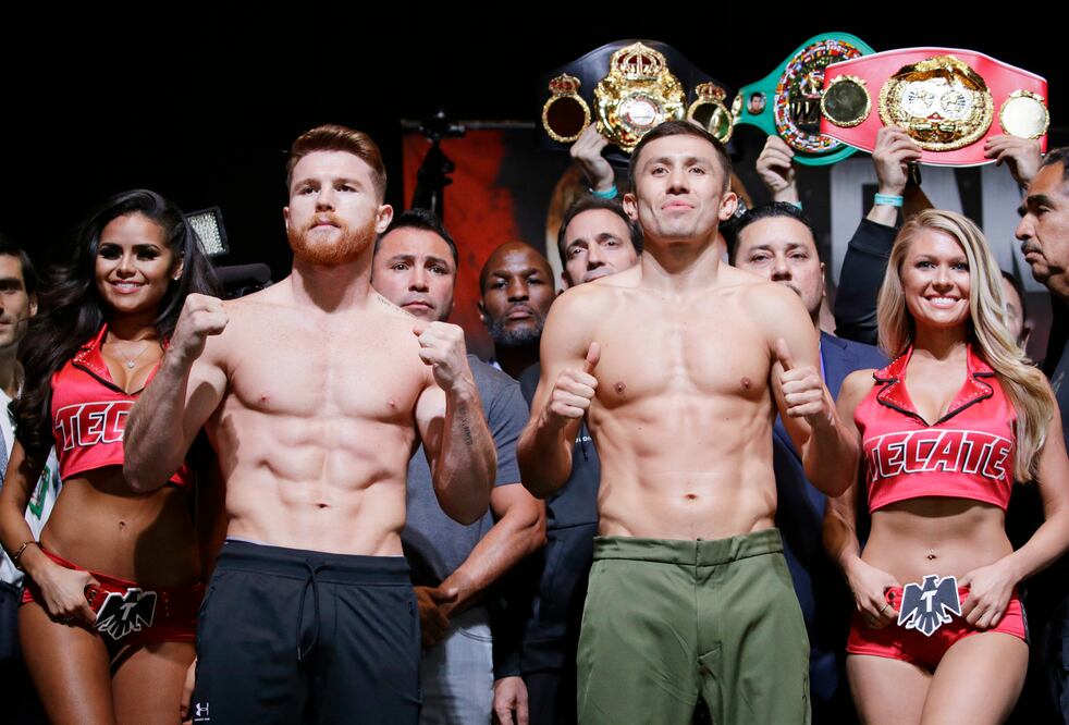 EFE. Gennady Golovkin (d), de Kazajistán, y el boxeador mexicano Saúl 'Canelo' Álvarez saludando al público
