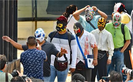 Luchadores combaten la crisis; vender dulces o cuidar autos, sus nuevas actividades