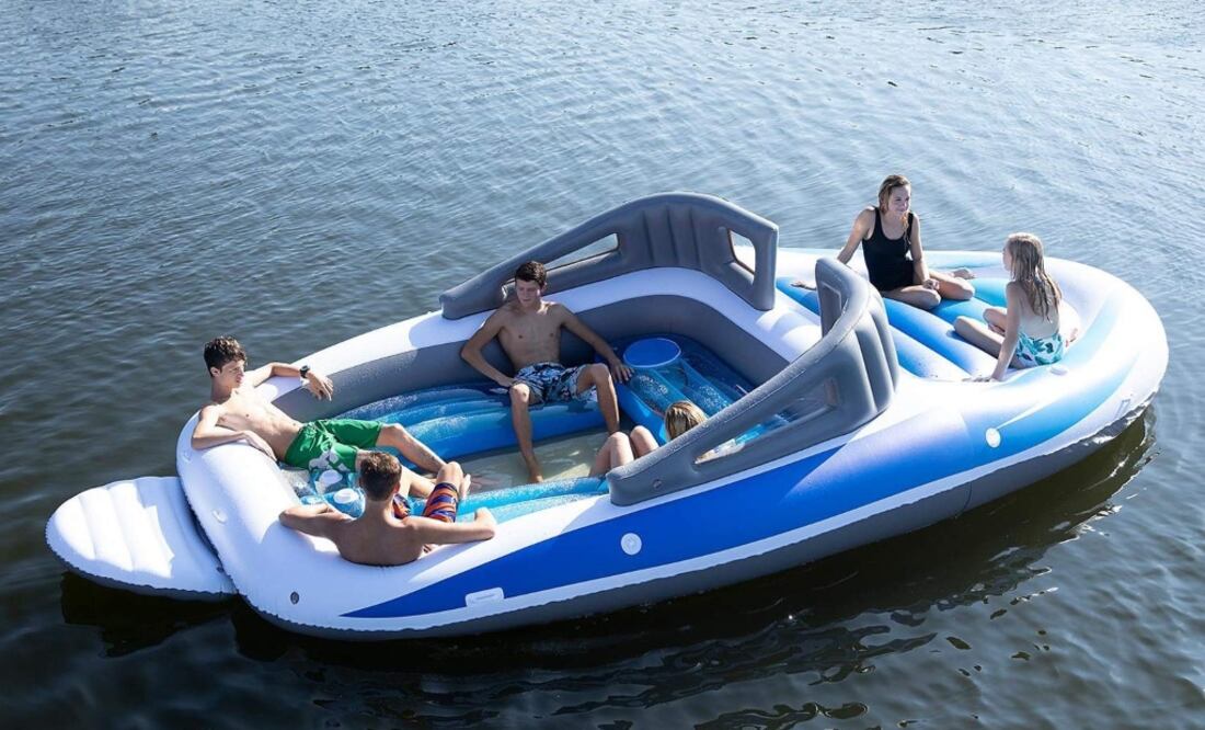 Los usuarios de redes sociales han bautizado al inflable como el “yate para pobres”