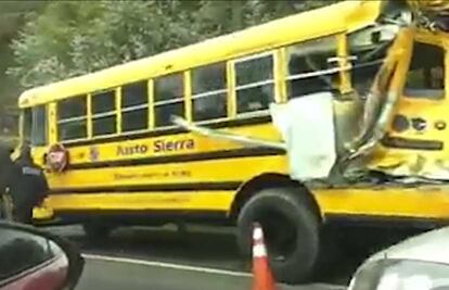 Choca autobús de colegio Justo Sierra en la autopista Chamapa-Lechería