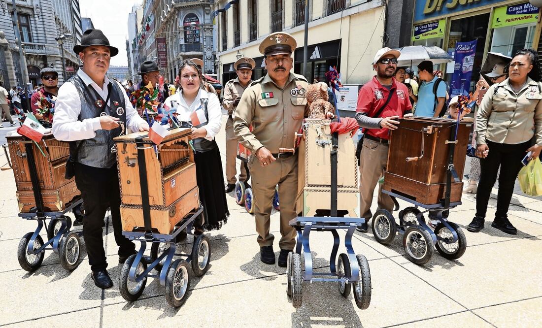 Sobre la calle de Madero, en el Centro Histórico, los organilleros y chinchineros invitaron a las personas que encontraban a su paso a unirse a su celebración, tocando al unísono el Cielito lindo, y los paseantes y comerciantes no dudaron en hacerlo. Foto: Berenice Fregoso / EL UNIVERSAL