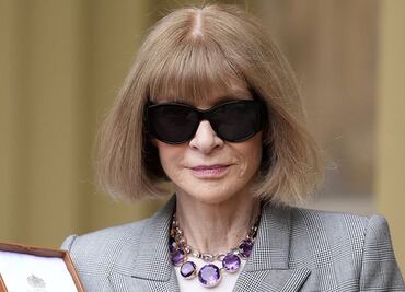 Anna Wintour recibe condecoración de Carlos III, ¡sin sus lentes!