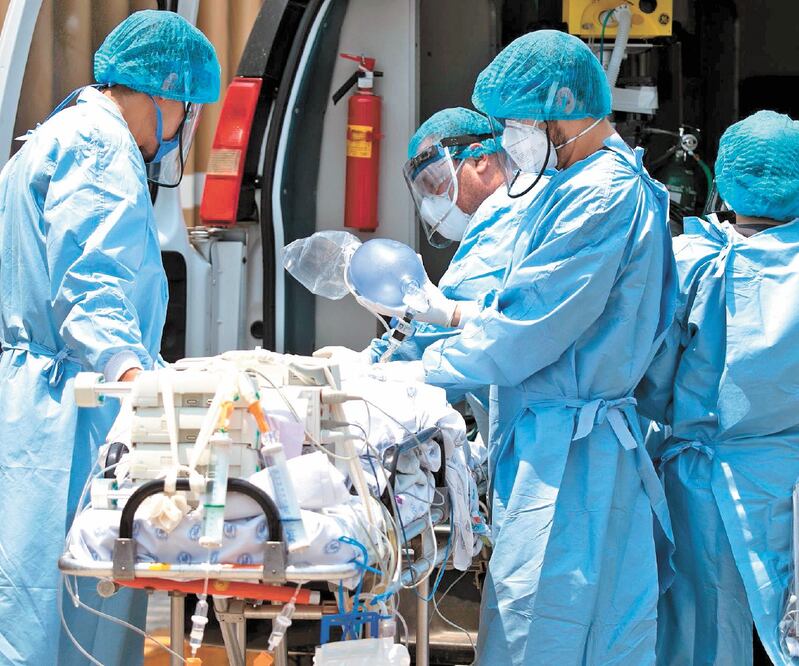 La proyección de los expertos en el número de contagios se hace tomando en cuenta la cantidad de pruebas PCR pendientes de resultado y el promedio del índice de positividad registrado en los últimos cinco días. Foto: Archivo El Universal 