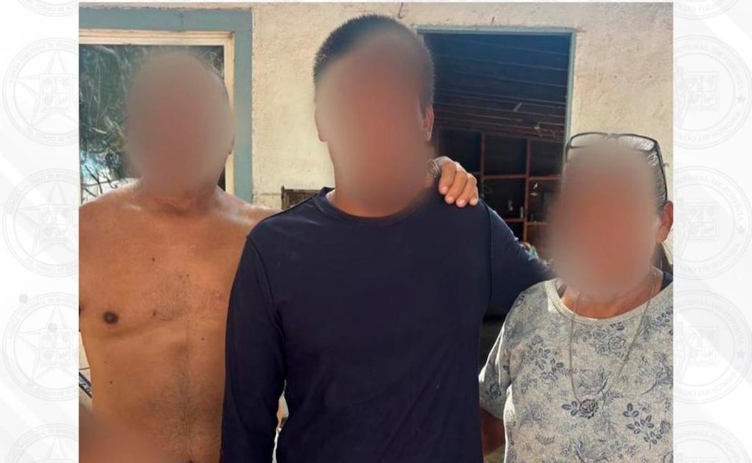 Padre localiza a su hijo reportado como desaparecido en Casa Migrante de Caborca. | Foto: Especial.