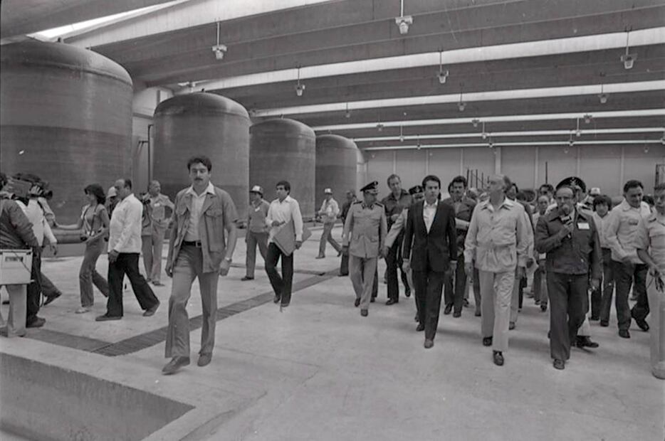 Entre los invitados notables de la inauguración del Cutzamala, asistieron el titular de la Sedena, general Félix Galván, y el regente del DF, profesor Carlos Hank González. Archivo EL UNIVERSAL.