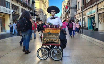 “Lo hago por amor a la gente": organillero vestido de catrín y charro busca mantener tradición de Día de Muertos