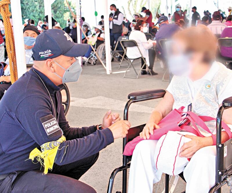 Las personas de la tercera edad que acudieron desde el municipio de Lerma a Toluca se quedaron sin vacuna, puesto que no son residentes de la capital mexiquense. Foto: ESPECIAL
