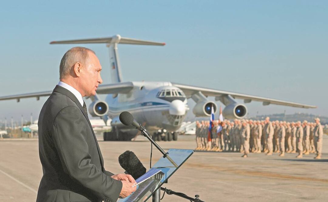 El presidente ruso, Vladimir Putin, se dirige a las tropas en la base aérea de Hemeimeem en Siria, en diciembre de 2017. Foto: ARCHIVO AP