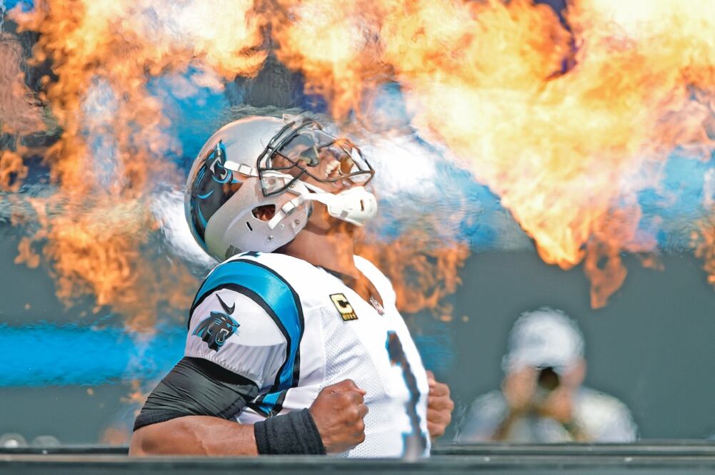 Cam Newton, de Panthers, logró un TD terrestre. (Mike McCarn. AP)
