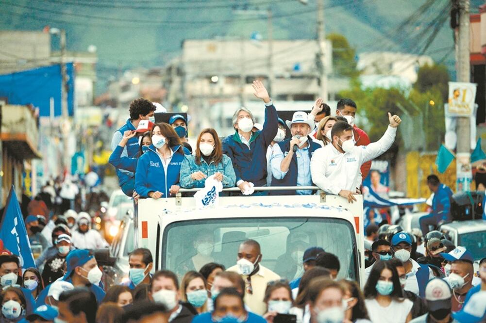 El candidato presidencial ecuatoriano Guillermo Lasso, durante su cierre de campaña. El exbanquero pasó a la segunda vuelta de las elecciones, en las que el favorito es Andrés Arauz, delfín del expresidente Rafael Correa. Foto: RODRIGO BUENDÍA. AFP