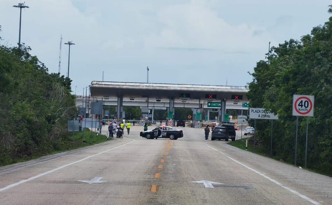 Cierre temporal del libramiento de salida hacia Mérida, Yucatán tras incendio en campamento de la Defensa (26/06/2025). Foto: Cortesía del gobierno municipal de Felipe Carrillo Puerto